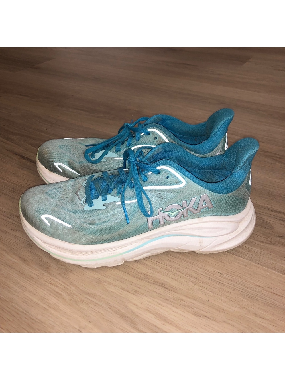 HOKA ONE CLIFTON 10 SKYWARD BLUE CIELO WHITE RUNNING SNEAKERS WOMENS SIZE 10